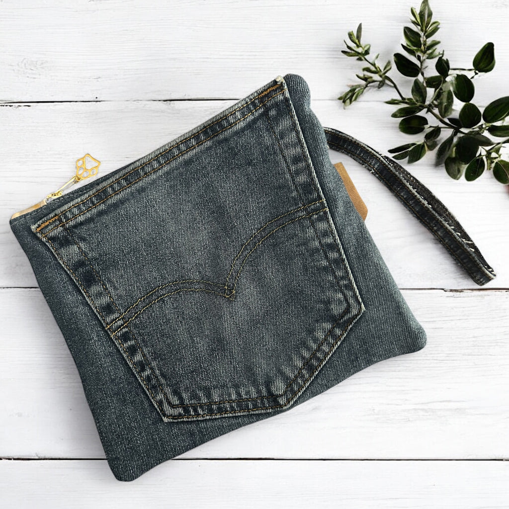 The Pupperfish™Golden retriever wristlet backing is made of upcycled denim with pocket. 